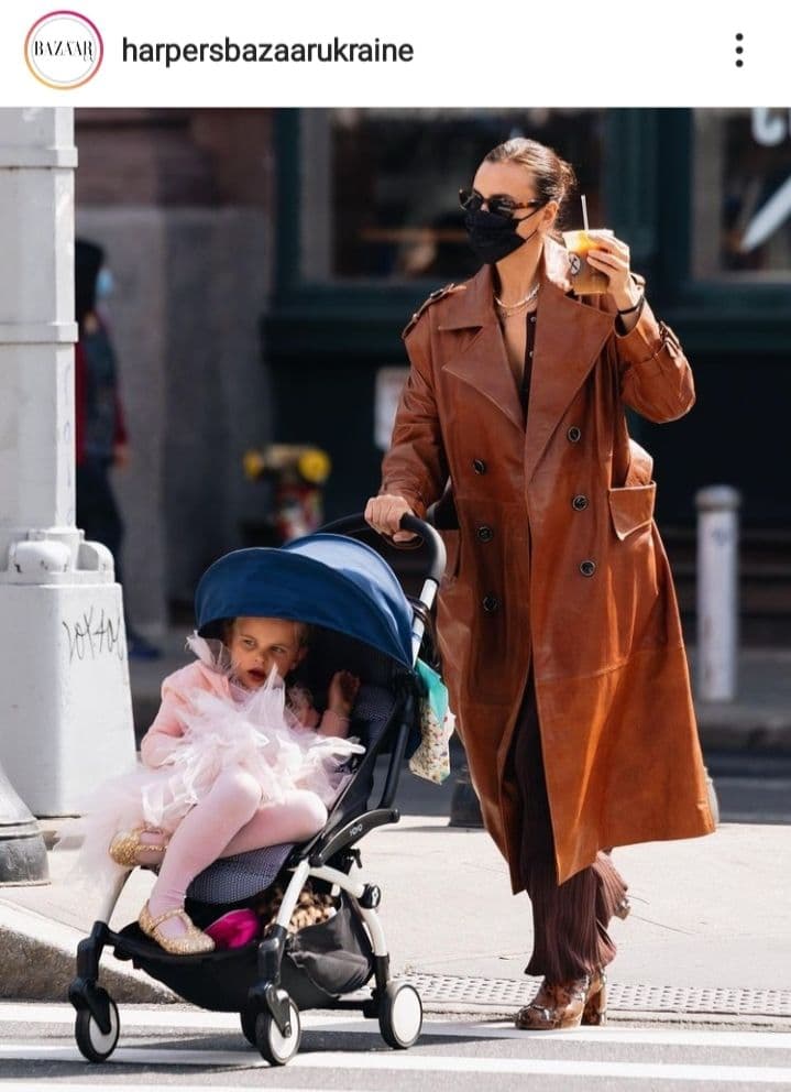 Тренчкот і трикотажні легінси: стильна Ірина Шейк вирушила на прогулянку по Нью-Йорку